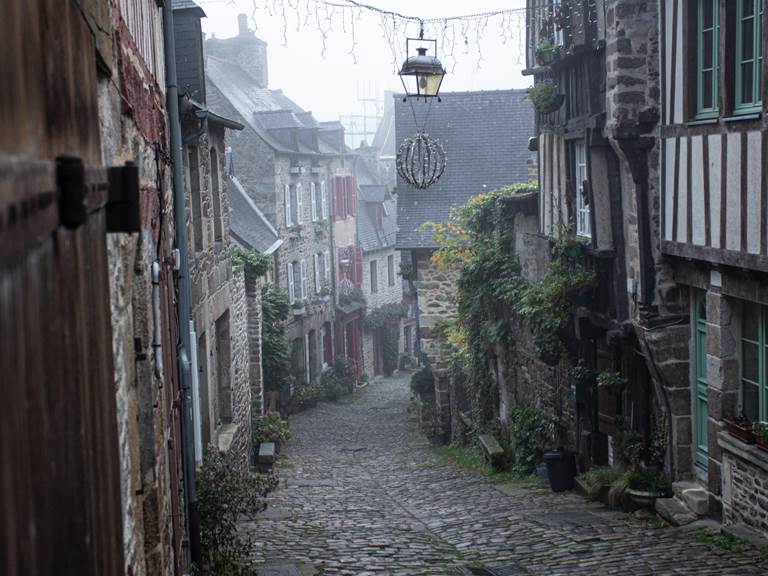 La rue du Jerzual sous la brume, une ambiance hors du temps
