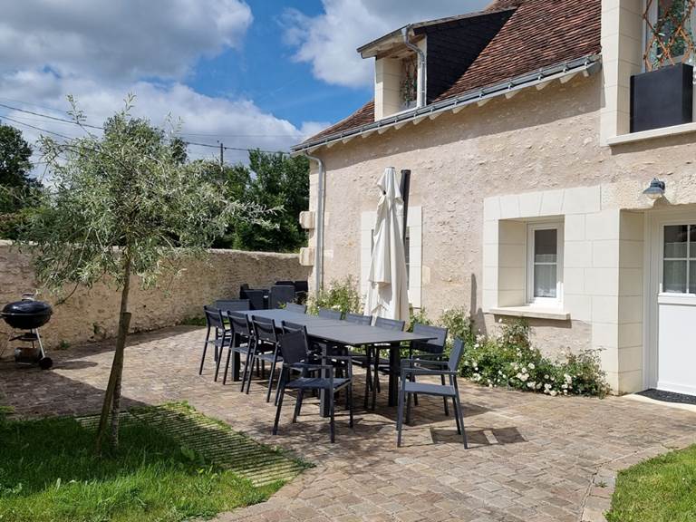 Terrasse pavee et dejeuner - Grange A Porteau du Domaine des Cyclamens