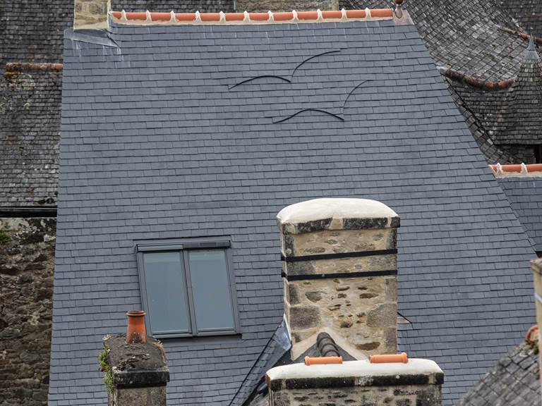 Toit restauré par un maître couvreur, fidèle aux techniques traditionnelles bretonnes — un travail d’exception visible depuis le ciel