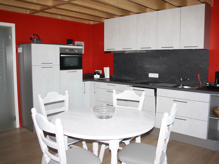 Cuisine gîte avec table et chaises cérusées