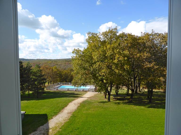 Vue piscine-nature-forêt en Périgord Noir