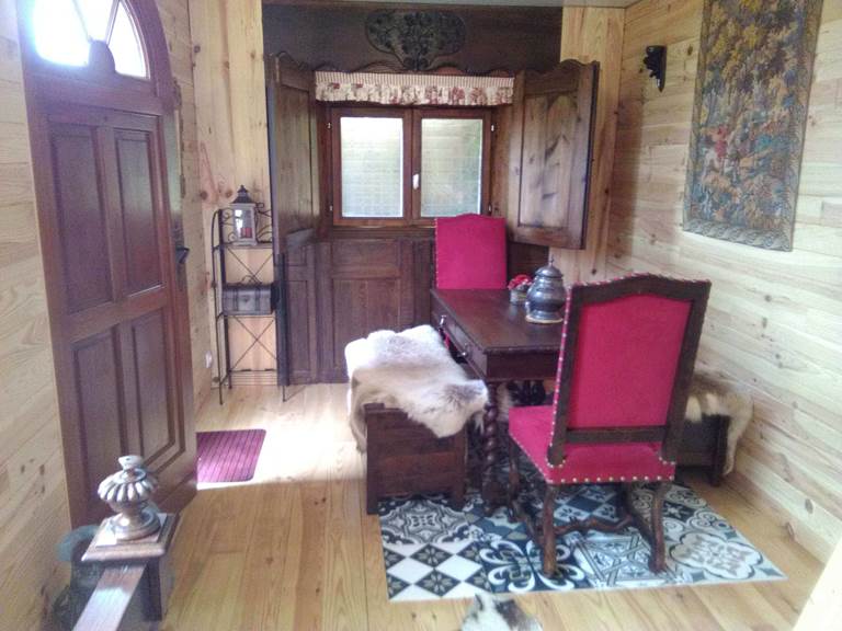 chambre du roi avec coin table