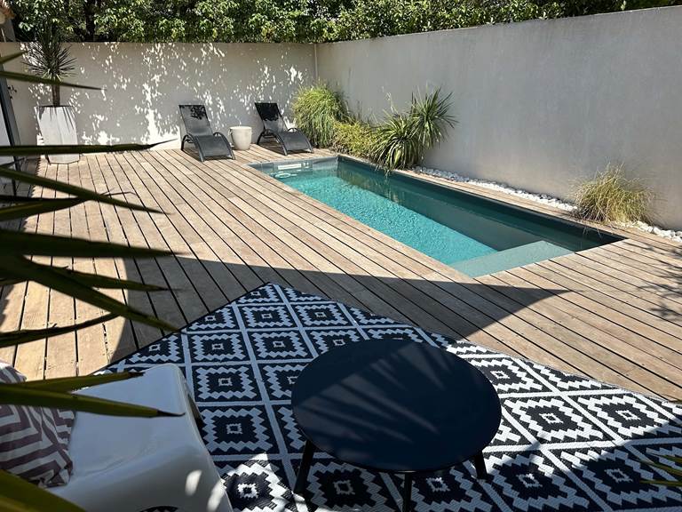 Profitez d’un moment de calme au bord de la piscine ensoleillée
