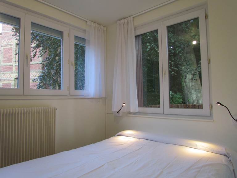 Petite chambre aux 4 fenêtres, lit 140 x 200 cm
