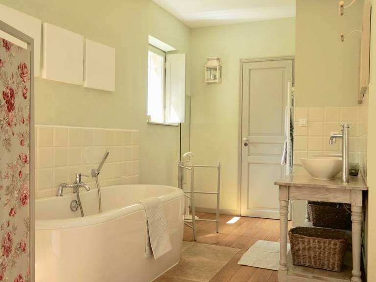 Salle de Bain avec baignoire Chambre d'hôtes Romantique la Rougeanne près de Carcassonne
