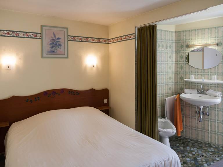 Chambre lit double douche sur palier Hotel Restaurant Zum schnogaloch Alsace Obernai