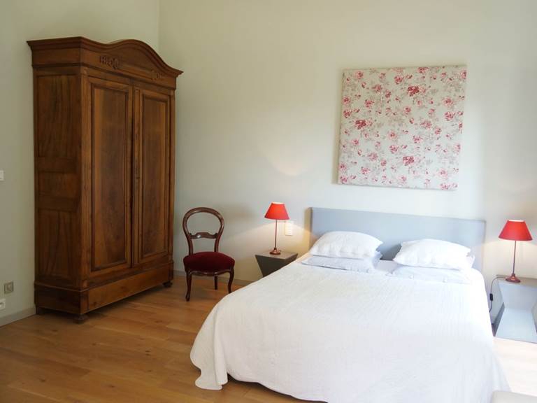 Lit queen size grande chambre pour couple aux chambres d'hôtes la Rougeanne près de Carcassonne dans l'Aude