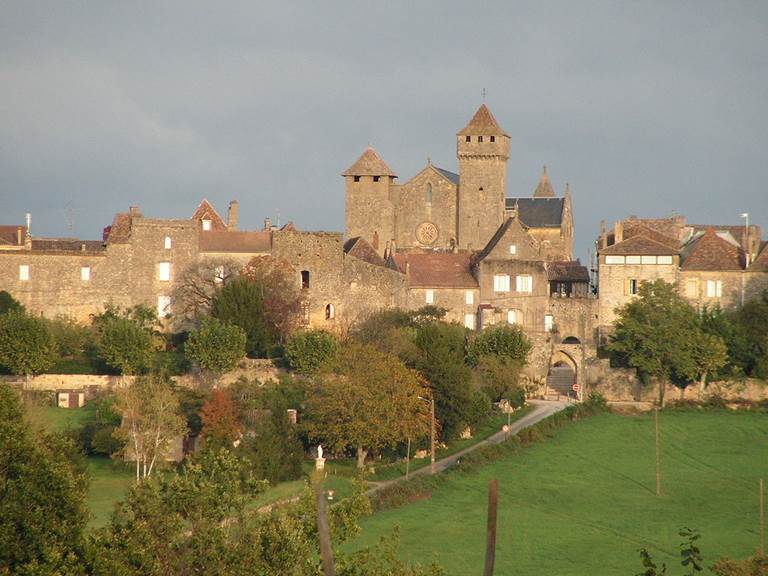 1024px-Beaumont-en-perigord (1)