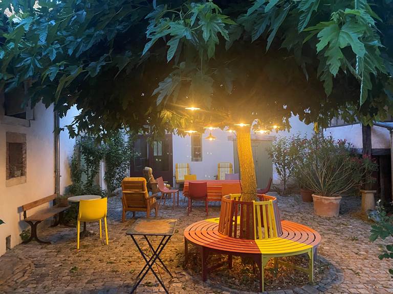 chambre-d'hôte-Etrigny-Lacourquinousrelie-Mûrier-cour commune_courtyard-gallery