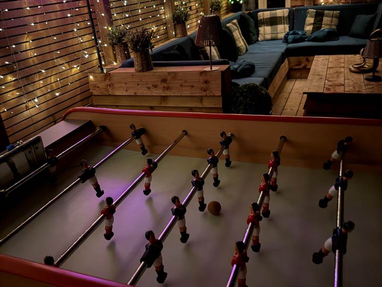 La Bulle "Le Repère du Bûcheron" est équipée d'un billard, d'un babyfoot et d'un jeu de fléchettes. Espace privatif-gallery