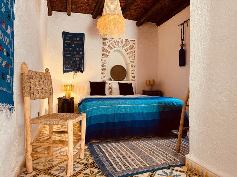 eucalyptus-hotel-chambre-yomala-berbere-tradition-riad-chaise-beldi-gallery