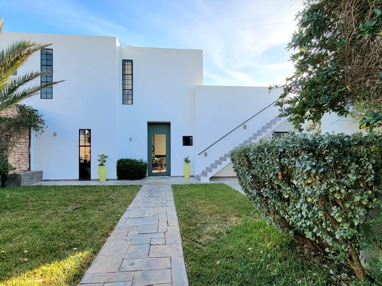 Architecture de la façade d'entrée, dans un véritable bain de verdure...