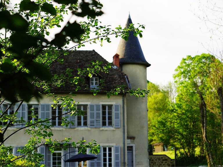 Le Manoir du Colombier entouré d’arbres, au pied du Grand Colombier, gîte 4 étoiles dans le Bugey.