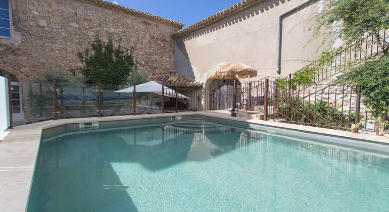 piscine, chauffé, partagé avec vue sur la tour entouré d olivier centenaire