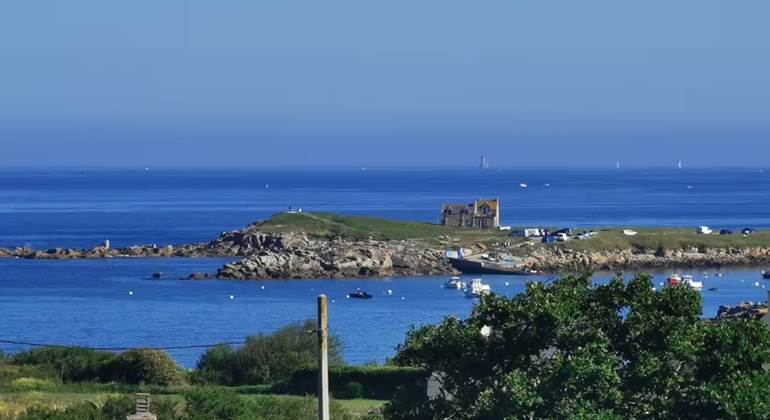 Vue imprenable sur la Baie de Porspaul depuis la terrasse du Lodge à Plouarzel, parfaite pour un séjour romantique en Bretagne