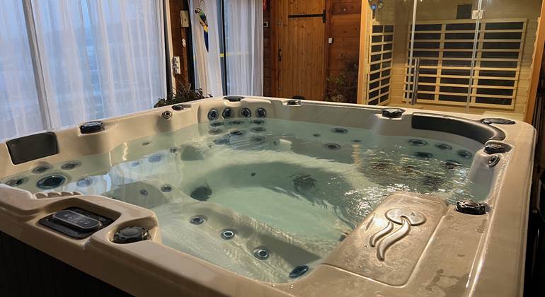 Espace bien-être dans véranda avec Spa (6 places) et Sauna