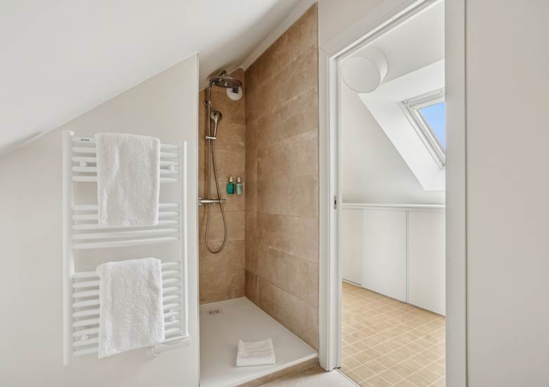 salle-de-bain-chambre-essentielle-douche-hotel-arradon