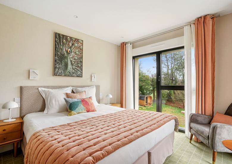 chambre-privilege-vue-jardin-sauna-hotel-arradon
