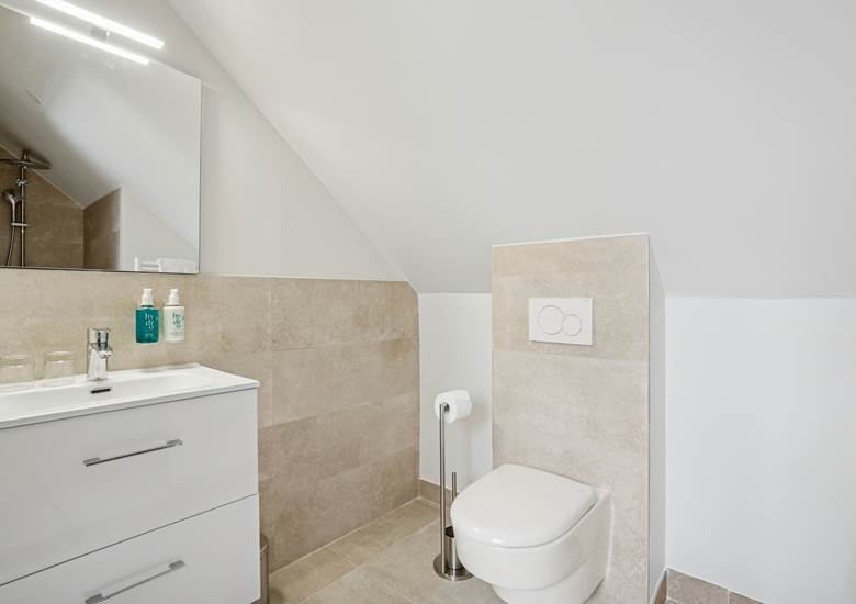 salle-de-bain-chambre-essentielle-hotel-arradon (1)