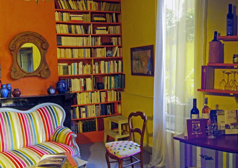 Le salon-bibliothèque, espace de détente et de lecture