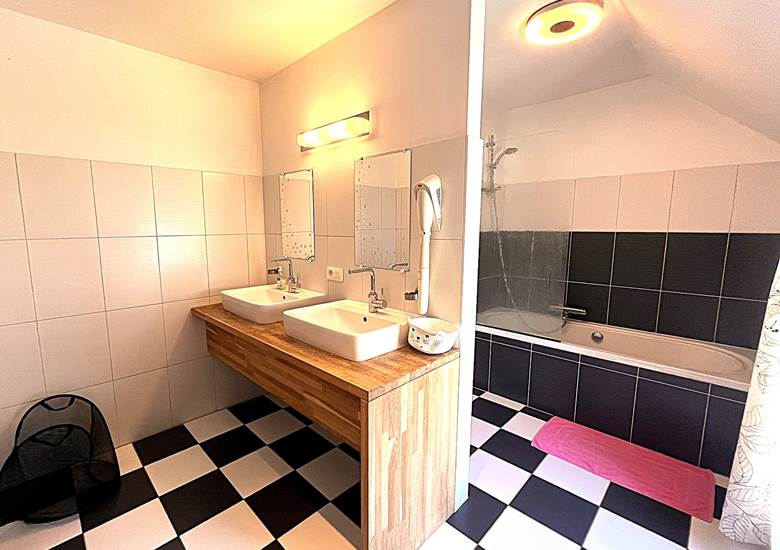 Salle de bain de la chambre dite "Fuschia"