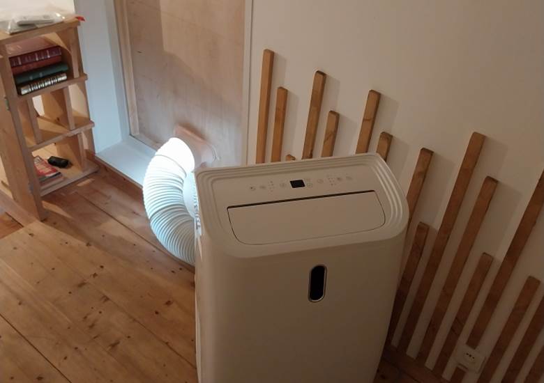 Climatiseur mobile à l'étage, qui permet d'apporter de la fraicheur dans les chambres.