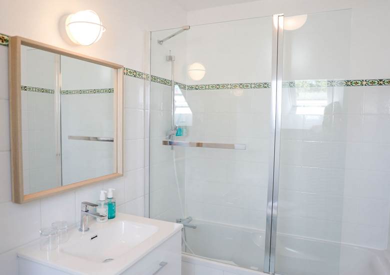 salle de bain-essentielle-baignoire- étage- hotel-spa-arradon-bretagne sud