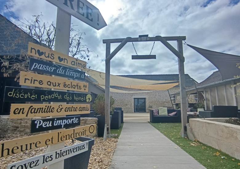 entree-hameau-des-deux-ailes