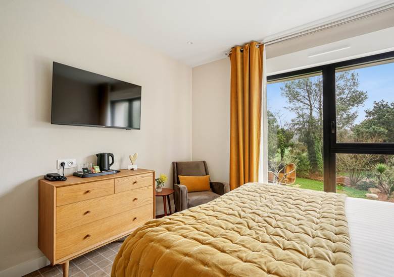 chambre-superieure-hotel-arradon-vue-jardin-golfe-du-morbihan