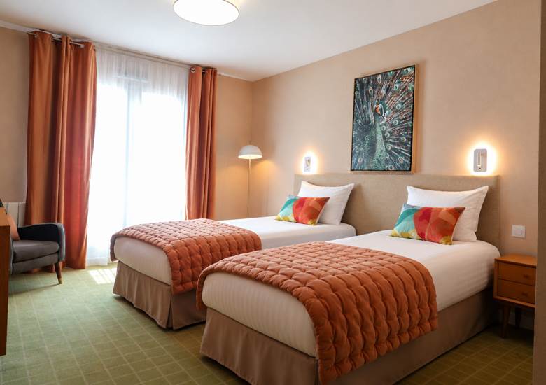 Chambre d’hôtel chaleureuse aux lits jumeaux (2)
