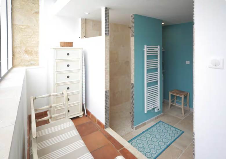Salle d'eau lumineuse et fonctionnelle Petite Maison