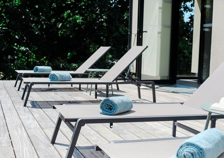 hotel-spa-arradon-terrasse-transats-détente-confidentiel-breatgne sud