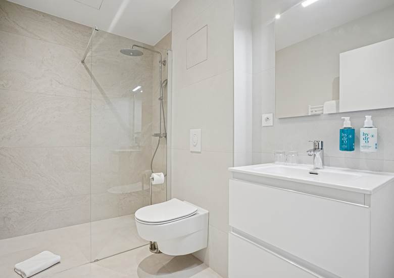salle-de-douche-chambre-essentielle-hotel-arradon