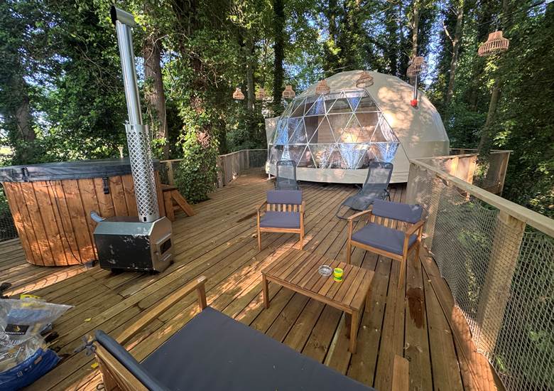 bulle-transparente-vosges-terrasse-nature-jacuzzi-prive-romantique.jpg
