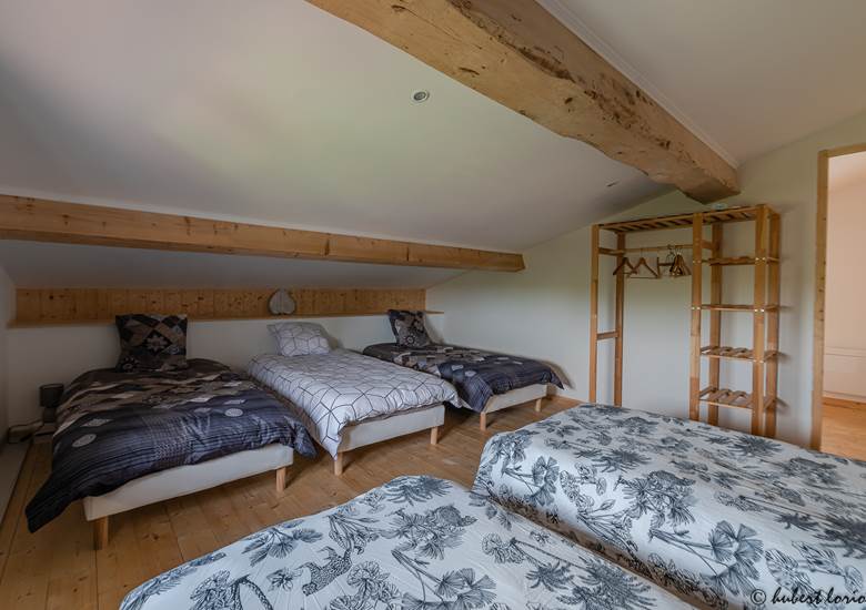 chambre avec 5 lits une personne
