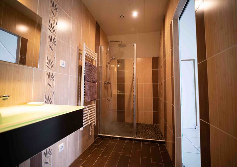 SDB avec douche  à l'étage