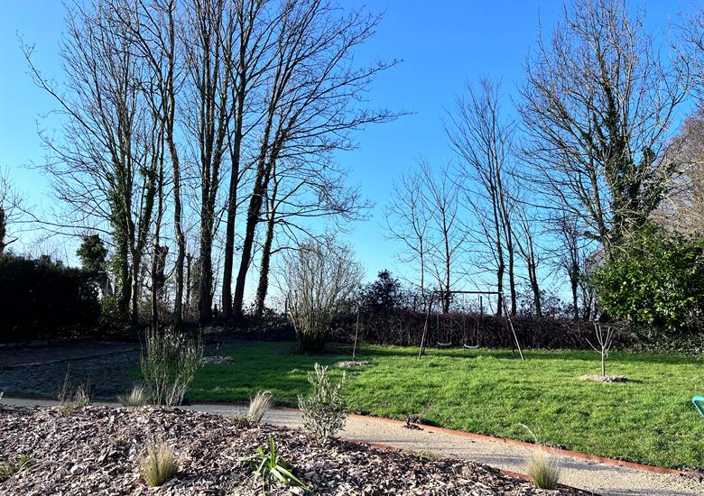Jardin avec accès PMR ( terrain pétanque partagée)