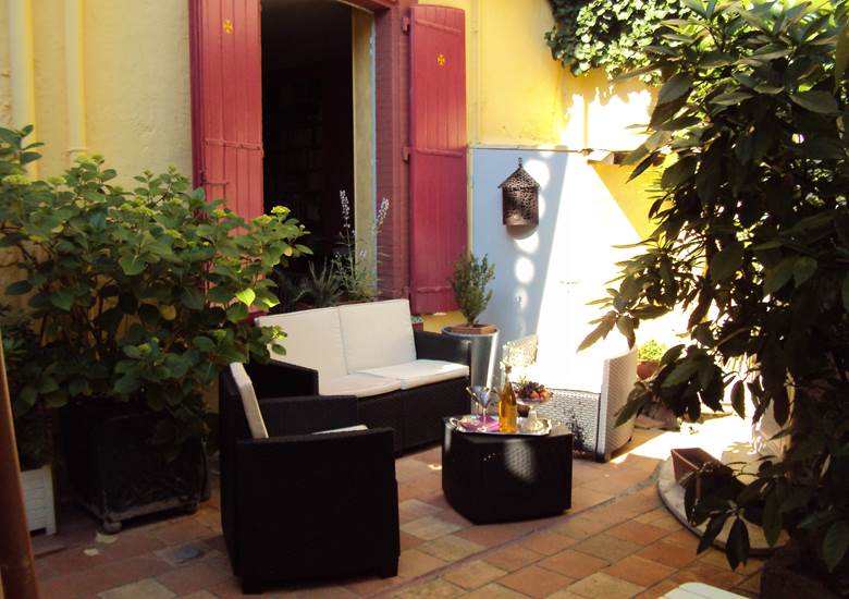 L'apéritif au salon d'extérieur, dans le patio