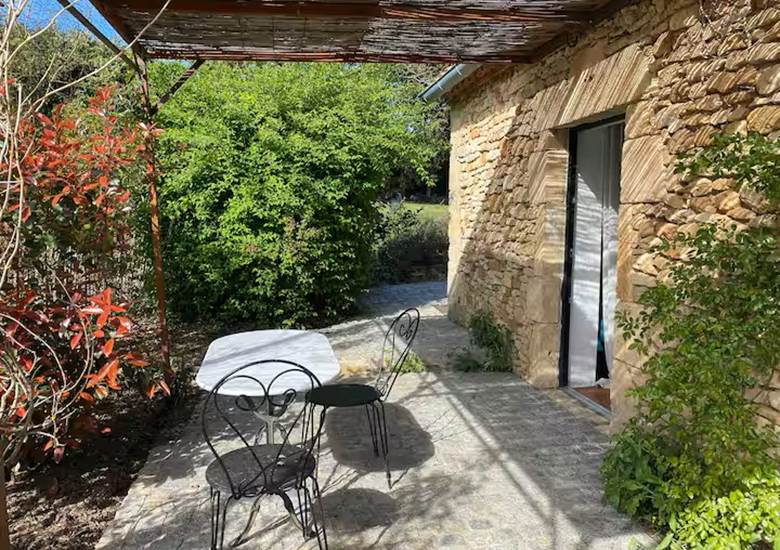 Terrasse secondaire ombragée accès Chambre 3 et 4
