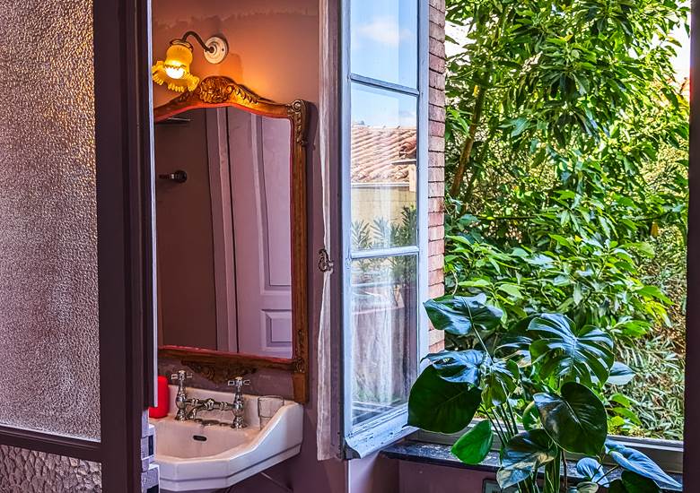 chambre Artemisia Gentileschi - salle de bain et vue jardin