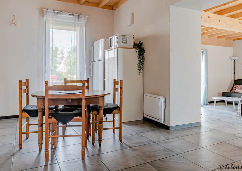 cuisine équipée et vue salon