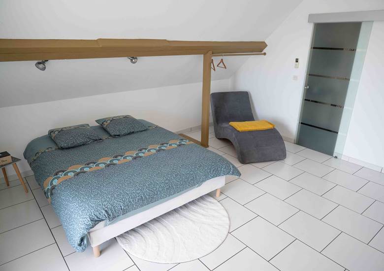 Grande chambre à l'étage avec lit 160x200