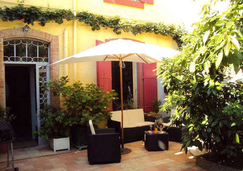Le salon de jardin dans le patio