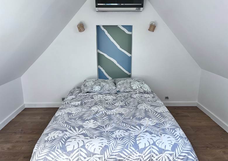 Chambre à l'étage lit 140x190