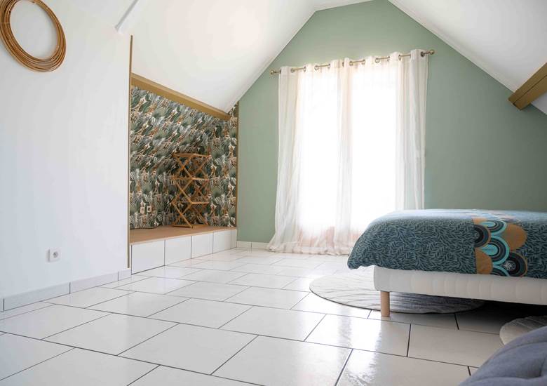 Grande chambre à l'étage avec terrasse vue sur le jardin