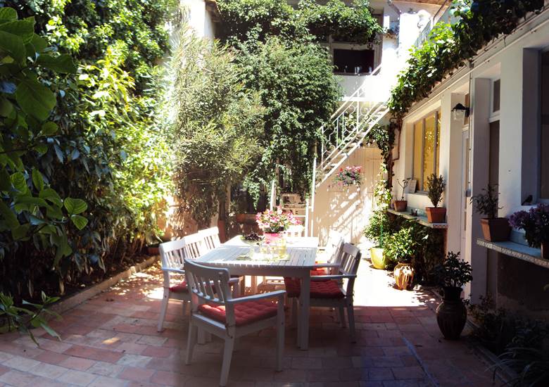 Le patio, espace de détente empli de calme et de fraîcheur