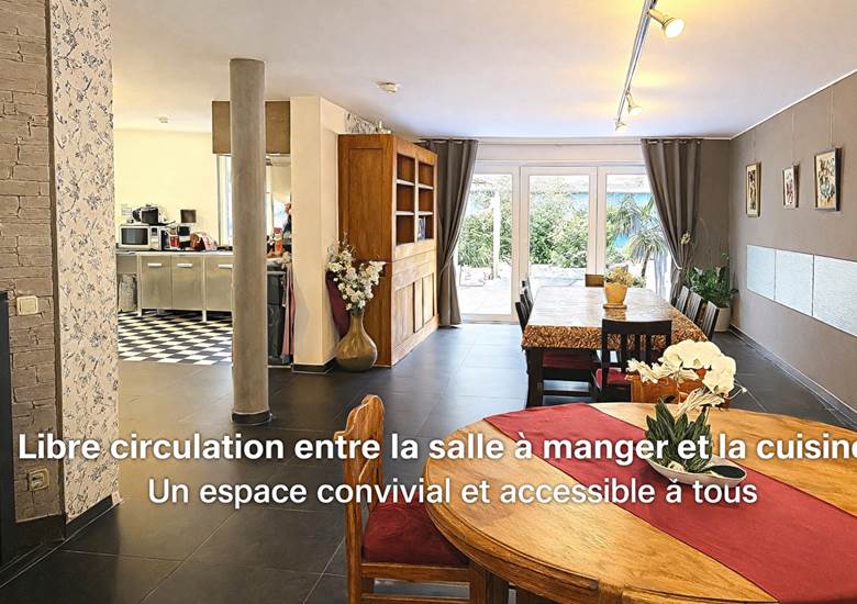 La salle à manger est proche de la cuisine
