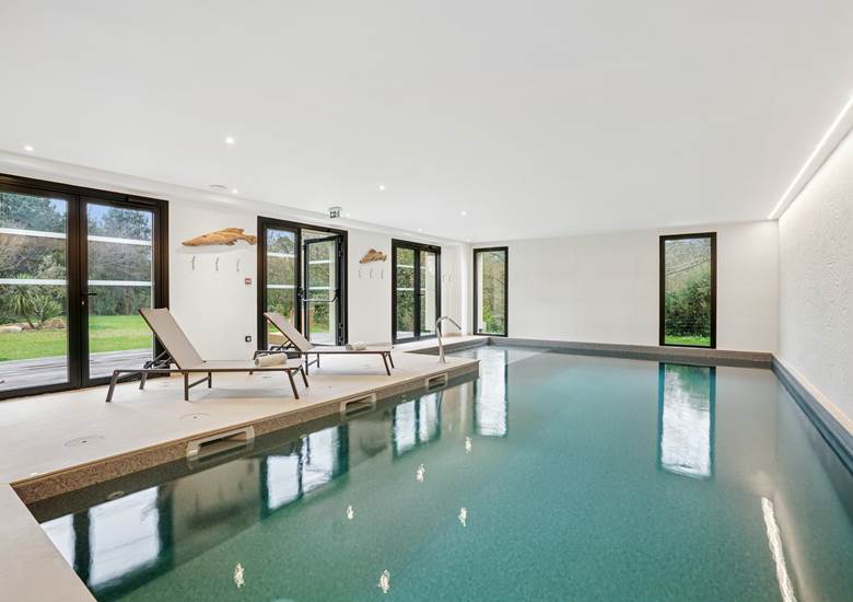 hotel-spa-arradon-piscine-interieure-chauffee