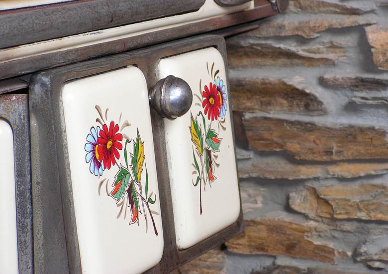 Ardennes : fleurs sur cuisiniere antique
