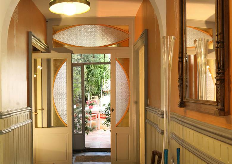 Le hall d'entrée art nouveau s'ouvre directement sur le patio